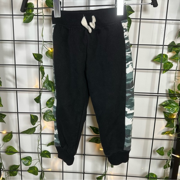 The Children's Place Green/Black/White Camo Sweater Matching Set 2T (Boy) - Picture 3 of 16